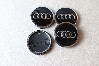Audi vannekeskiöt – Kromi-Musta – 61mm (4kpl sar