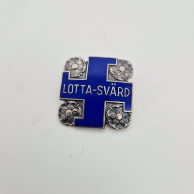 Lotta Svärd -merkki. Hopeaa.