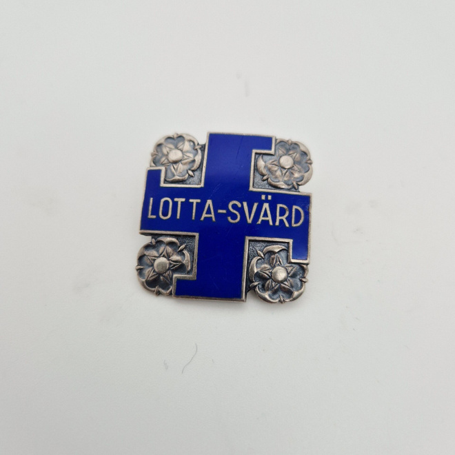 Lotta Svärd -merkki. Hopeaa.