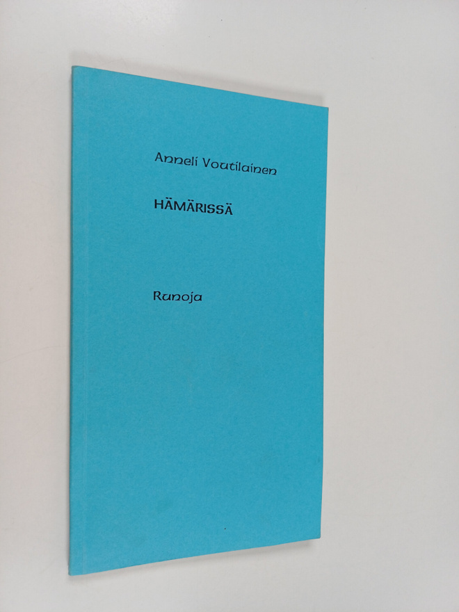Anneli Voutiainen : Hämärissä : runoja