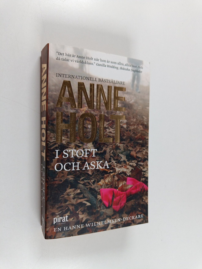 Anne Holt : I stoft och aska