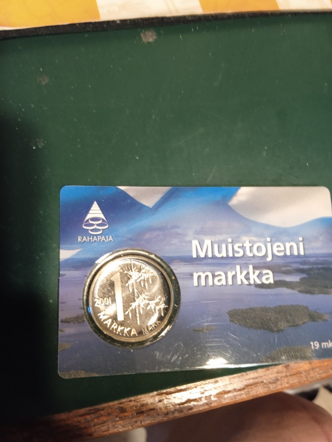 SUOMEN MUISTOJENI MARKKA  VUOSI 2001 MUOVISESSA LEVYKKEESSÄ