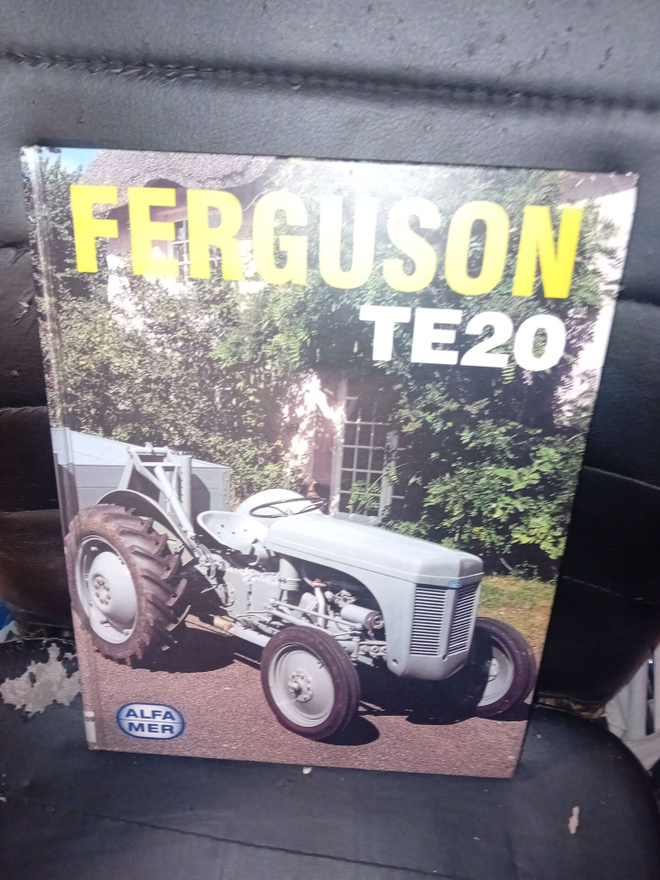 Traktori kirja : Ferguson TE20 ( SIS POSTIKULU (