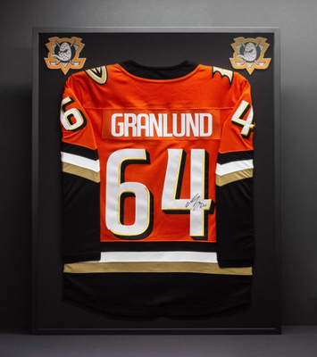Mikael Granlund Anaheim -pelipaita nimikirjoituksella