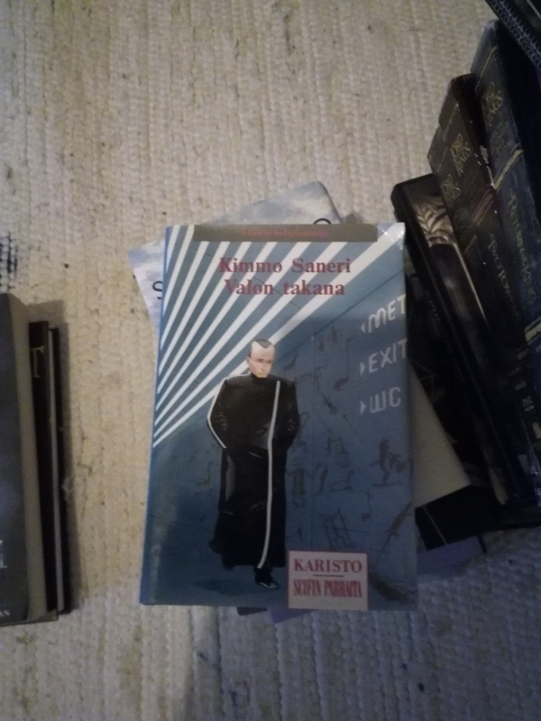 Kimmo saneri valon takana