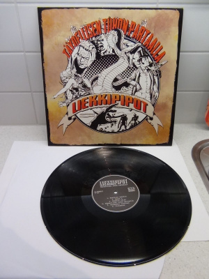 LIEKKIPIPOT, TÄYDELLISEN TUHON PARTAALLA