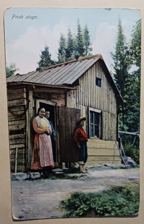 Suomalainen tupa, perhettä ovella, vanha  väripk, p. 1912