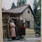 Suomalainen tupa, perhettä ovella, vanha  väripk, p. 1912 - pikkukuva 1