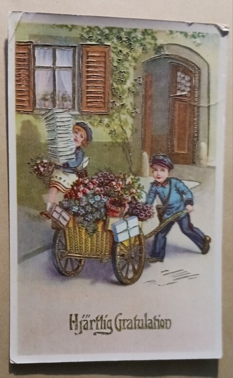 Lapset työntävät kukkia, lahjoja, kortteja onnitteluina 1935