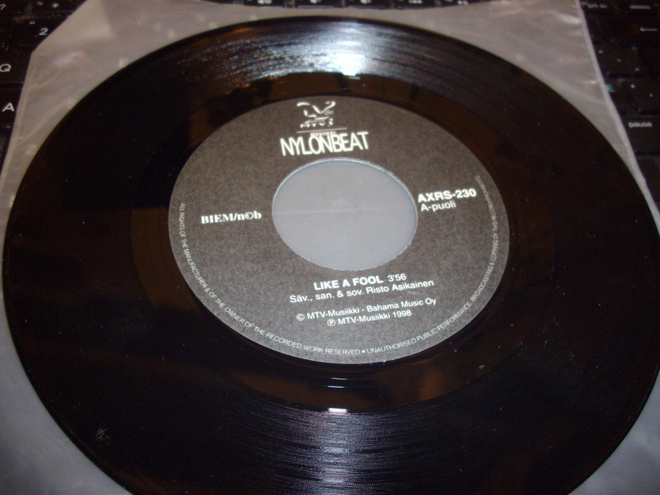 7" single : NYLON BEAT B/w Kaija Kärkinen & Ile Kallio