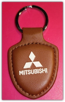 Pieni nahkainen ruskea Mitsubishi avaimenperä