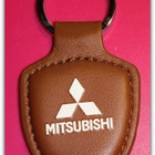 Pieni nahkainen ruskea Mitsubishi avaimenperä - pikkukuva 1