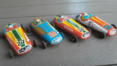 Vanhoja Peltiautoja 10 cm "Made In Japan", 4 kpl