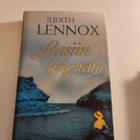 Judith Lennox; Lasiin kirjoitettu - pikkukuva 1