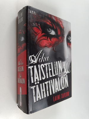 Laini Taylor : Aika taistelun & tähtivalon