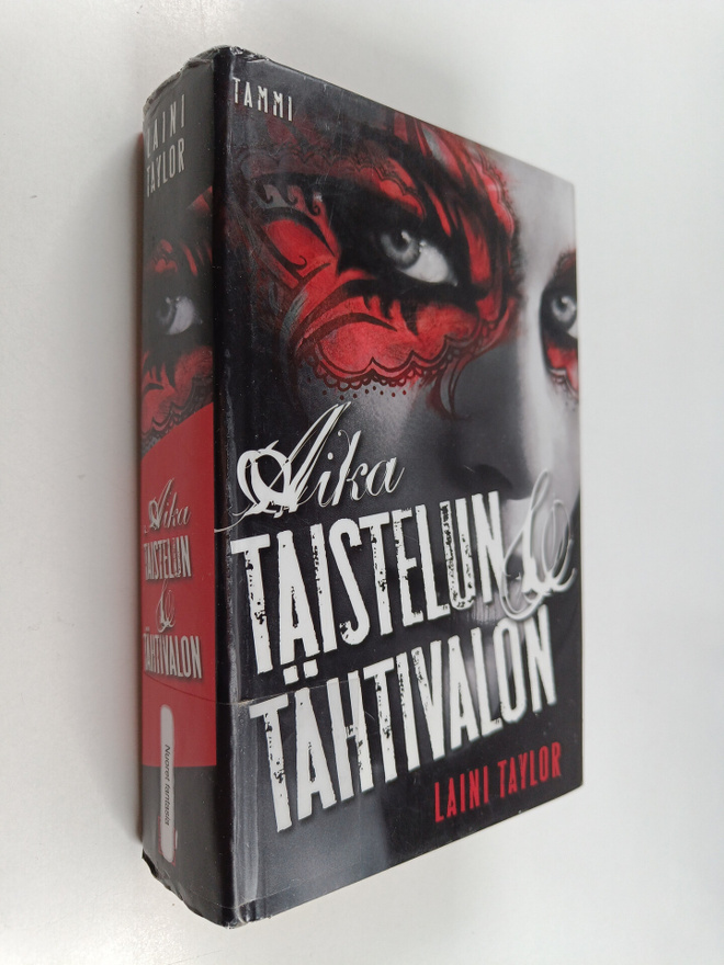 Laini Taylor : Aika taistelun & tähtivalon