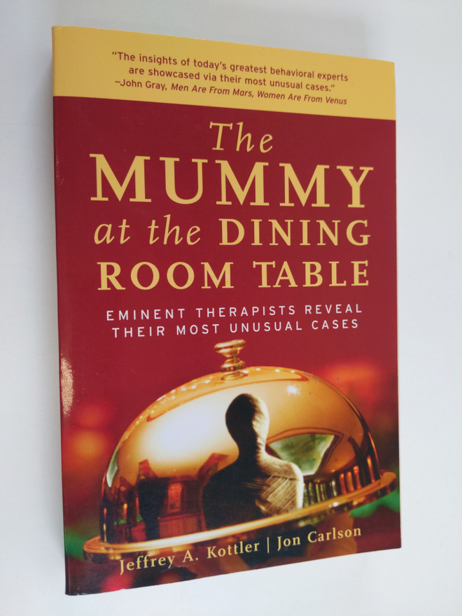 Jeffrey A. Kottler ym. : The Mummy at the Dining Room Tab...