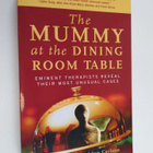 Jeffrey A. Kottler ym. : The Mummy at the Dining Room Tab... - pikkukuva 1