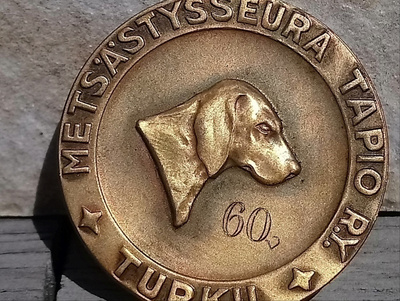 Koira merkki Metsästysseura Tapio. Halkaisija - 39mm.