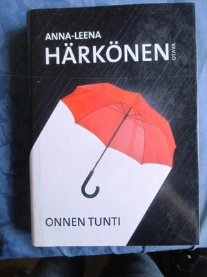 Anna-Leena Härkönen: Onnen tunti