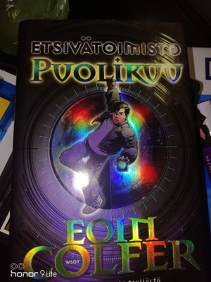 Eoin Colfer Etsivätoimisto puolikuu