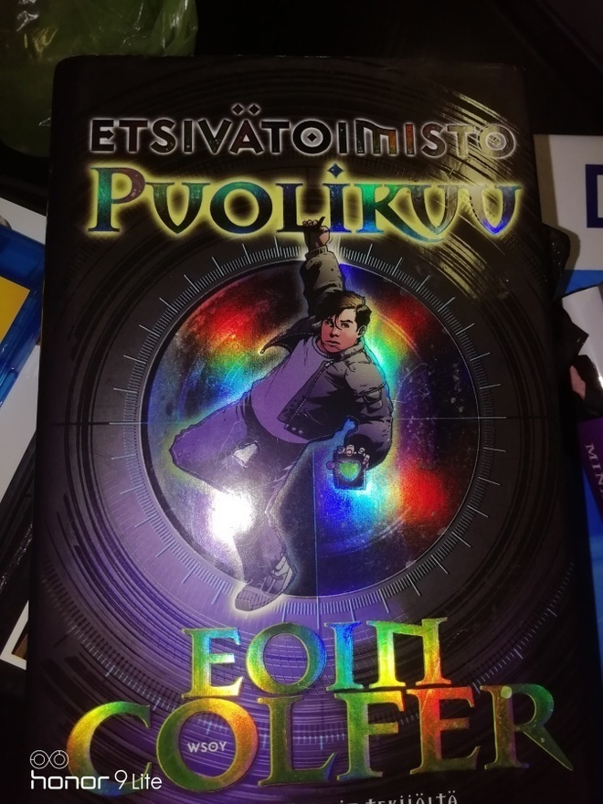 Eoin Colfer Etsivätoimisto puolikuu