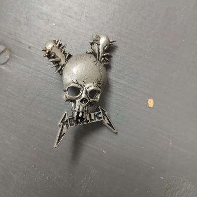 Metallican metallinen pinssi 1990-luvulta.