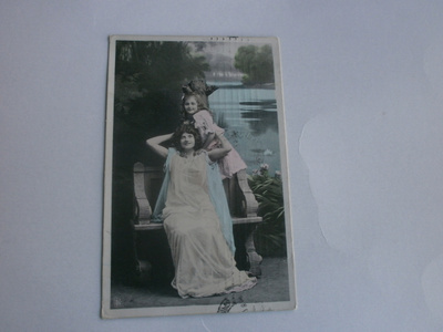 Äiti ja lapsi puiston penkillä,vanha väripk, p. 1906