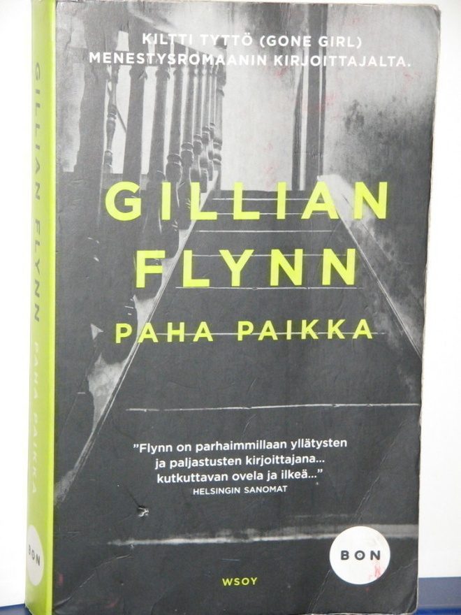 Gillian Flynn : PAHA PAIKKA