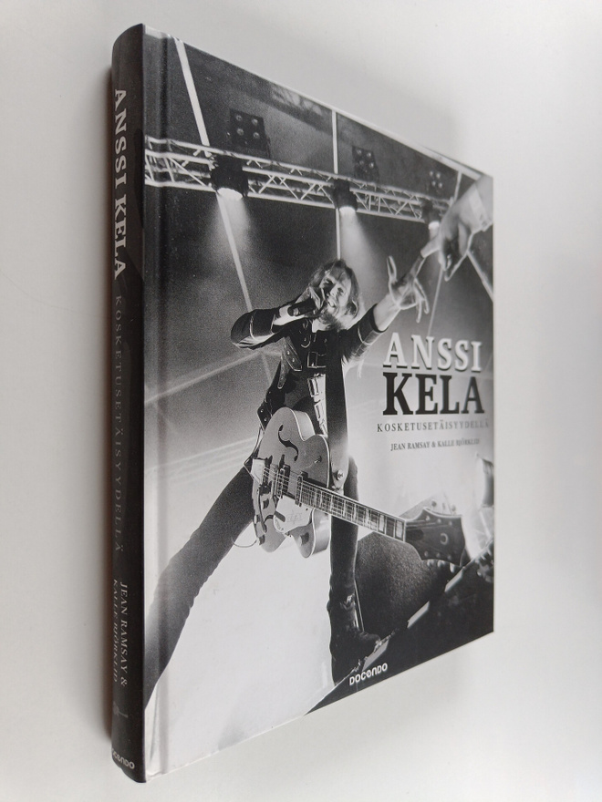 Jean Ramsay : Anssi Kela : kosketusetäisyydellä