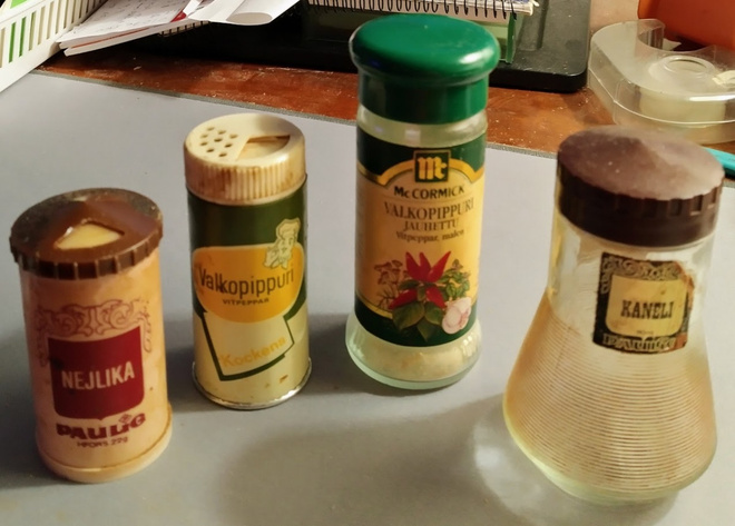 3 VANHAA MAUSTEPURKKIA