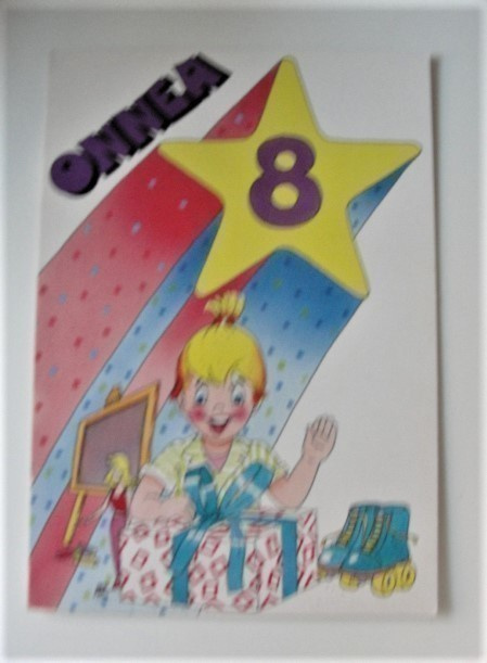 no 1 - 8 -vuotias tyttö avaa pakettia