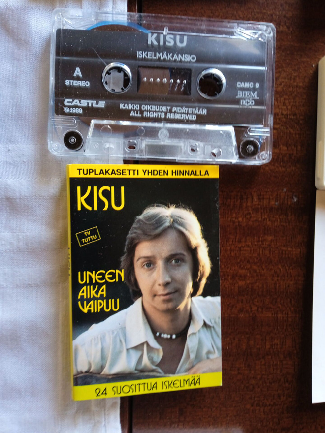 C- KASETTI: KISU : ISKELMÄKANSIO