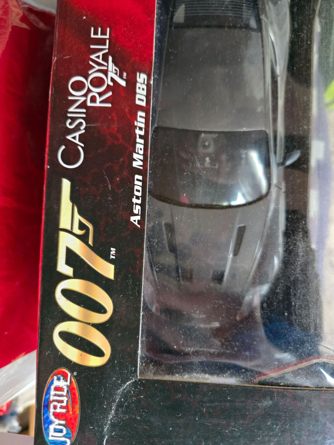 Isokokoinen Bond-Aston Martin DB5 auto