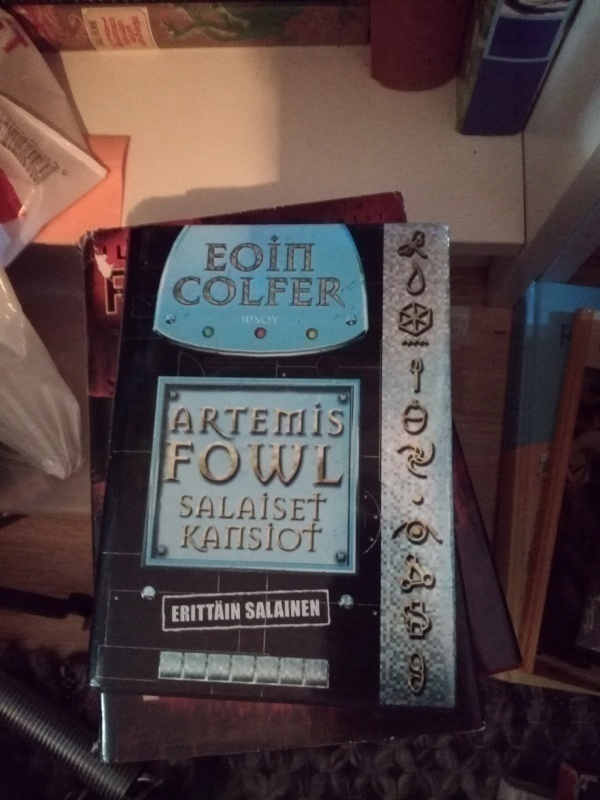 Eoin colfer artemis fowl salaiset kansiot