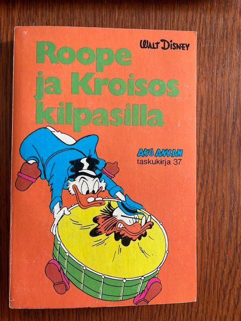 Aku Ankan taskukirja 37: Roope ja Kroisos kilpasilla.  1.p.