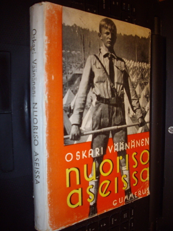 Oskari Väänänen : Nuoriso aseissa ( 1 p. 1941 ) sis. postik.