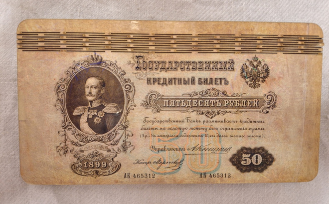 Puinen kotelo kuin venäläinen seteli 