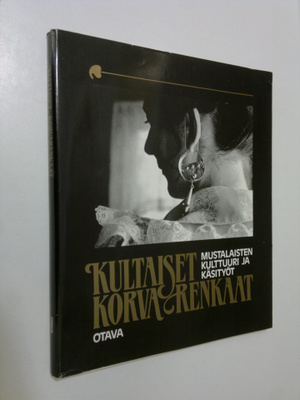 Tenho (toim.) Aaltonen : Kultaiset korvarenkaat : mustala...
