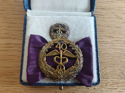 Kauppakamarin 40 vuotimerkki.