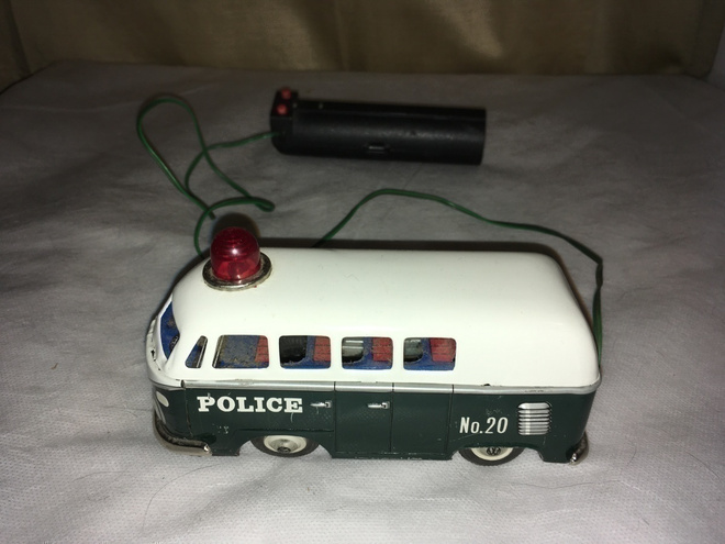 Vanha peltinen lelu, poliisivaunu