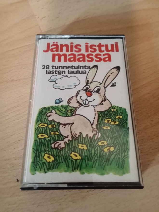 Jänis istui maassa C-kasetti