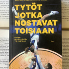 Tytöt jotka nostavat toisiaan: Cheer-urheilijoiden tie... - pikkukuva 1