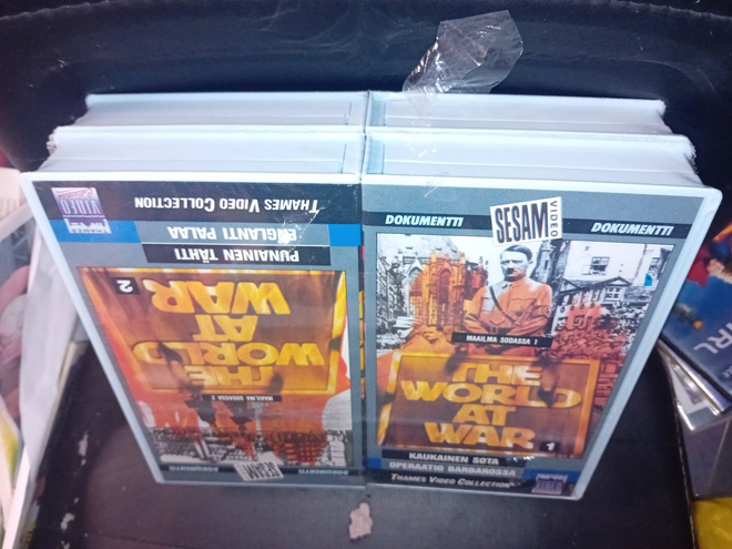 4 x VHS MAAILMA SODASSA ( UUSI ) SIS POSTIKULU