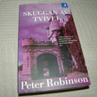 Peter Robinson Skuggan av tvivel   -pok - pikkukuva 1