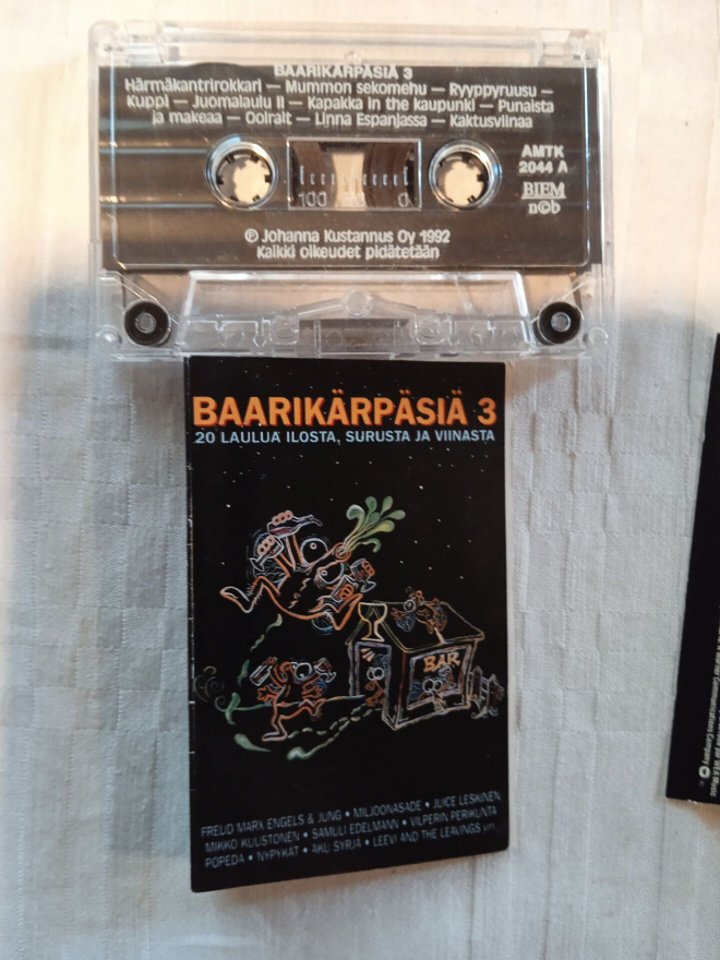 C- KASETTI:  BAARIKÄRPÄSIÄ 3 : JOHANNA KUSTANNUS AMTK 2044