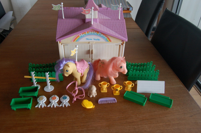 HYVÄT MY LITTLE PONY G1 SHOW STABLE, 2 PONYA + TARVIKKEET