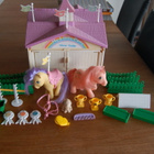 HYVÄT MY LITTLE PONY G1 SHOW STABLE, 2 PONYA + TARVIKKEET - pikkukuva 1