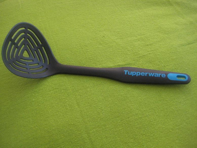 Tupperware reikäkauha musta turkoosi teksti