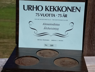 Urho Kekkonen 75 Vuotta. Kolme mitalia. Todistuksella, Numer
